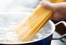 Το κάνουν όλοι αυτό το λάθος: Ο λόγος που δεν πρέπει να σπάμε τα μακαρόνια πριν τα ρίξουμε στην κατσαρόλα