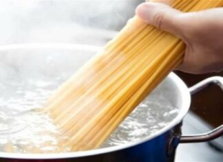 Το κάνουν όλοι αυτό το λάθος: Ο λόγος που δεν πρέπει να σπάμε τα μακαρόνια πριν τα ρίξουμε στην κατσαρόλα