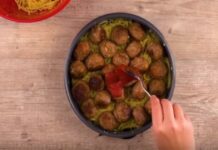 Βάζει μακαρόνια σε ταψί και πετάει πάνω τα κεφτεδάκια με σάλτσα ντομάτας και τυρί – Θα τρέξετε να το κάνετε!