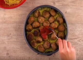 Βάζει μακαρόνια σε ταψί και πετάει πάνω τα κεφτεδάκια με σάλτσα ντομάτας και τυρί – Θα τρέξετε να το κάνετε!