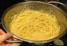 Μήπως στραγγίζετε τα μακαρόνια μέσα σε σουρωτήρι μετά το βράσιμο; Εάν ναι, τότε κάνετε ένα τεράστιο λάθος!