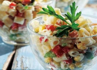 Δροσιστική και με ελάχιστες θερμίδες – Ζουμερή μακαρονοσαλάτα με καλαμπόκι και αρακά