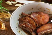 Πάει με όλα: Η μαρινάδα με ελαιόλαδο και άλλο ένα μυστικό υλικό που απογειώνει το κρέας και το κάνει…λουκούμι