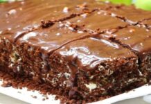 Ελαφρύ και γρήγορο γλυκό ψυγείου σοκολάτας με 5 μόνο υλικά