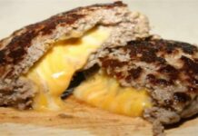 Πεντανόστιμα: Τα πιο εύκολα και ζουμερά μπιφτέκια γεμιστά με τυρί