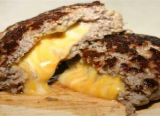 Πεντανόστιμα: Τα πιο εύκολα και ζουμερά μπιφτέκια γεμιστά με τυρί