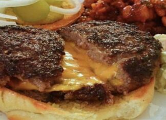 Ζουμερά μπιφτέκια γεμιστά με τυρί: Πεντανόστιμα με τον πιο εύκολο τρόπο