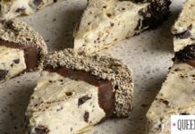 Άκης Πετρετζίκης: Παγωτό σάντουιτς στρατσιατέλα