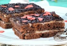 Πάστα ψυγείου με κέικ σοκολάτας και τρούφα