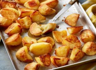 Πατάτες «λουκούμι»! Εύκολη συνταγή με σως σκόρδου – Τραγανές απ᾽ έξω, μαλακές από μέσα