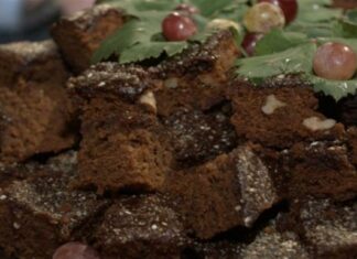 Πετιμεζόπιτα της Πάρου με κανέλα – Η Αργυρώ Μπαρμπαρίγου μας “κόβει” την ανάσα