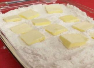 Απλώνει αλεύρι στο πυρέξ και ρίχνει κομματάκια βούτυρο. Το αποτέλεσμα; Θα σας ξετρελάνει!