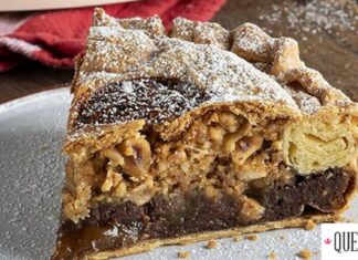 Άκης Πετρετζίκης: Πίτα με σοκολάτα και καραμελωμένα φουντούκια