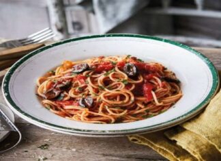 Η γνήσια Πουτανέσκα: Αυτή η μακαρονάδα θα σας μείνει αξέχαστη!