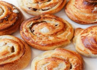 Αφράτα και μοσχομυριστά ρολάκια κανέλας γεμιστά με σοκολάτα