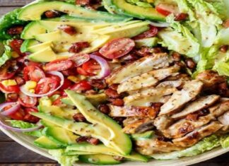 Φτιάξτε την πιο δροσιστική και χορταστική σαλάτα με κοτόπουλο: “Σύμμαχος” το μέλι και το μήλο