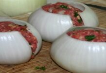 Πήρε κρεμμύδια και τα γέμισε με κιμά – Το αποτέλεσμα; Πανδαισία γεύσεων