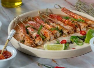 Ζουμερά σουβλάκια με γαρίδες από την Αργυρώ Μπαρμπαρίγου – Το μυστικό είναι στο πορτοκάλι