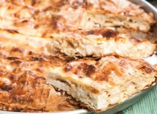 Τραγανή βουτηχτή τυρόπιτα – Εύκολη με γέμιση που θυμίζει μπεσαμέλ