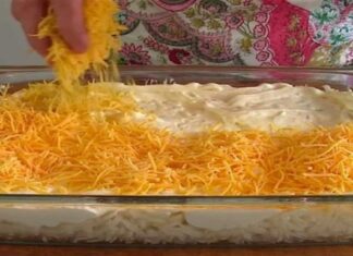 Τρίβει τυρί, πάνω στις πατάτες και τα βάζει στο φούρνο! Το αποτέλεσμα; Πατάτες λουκούμι!