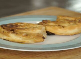 Ονειρεμένη τυρόπιτα: Στριφτή στο τηγάνι με λούζα και ηλιόσπορο