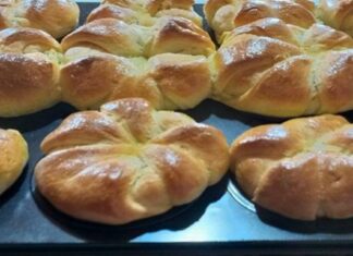 Αφράτα τυροπιτάκια σαν cupcakes ιδανικά για κολατσιό