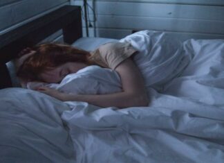 Έβαλε σκόρδο κάτω από το μαξιλάρι της και κοιμήθηκε καλύτερα από ποτέ