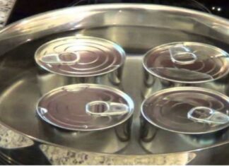 Βάζει το ζαχαρούχο γάλα σε μια κατσαρόλα με καuτό νερό! Το αποτέλεσμα θα σας ενθουσιάσει!