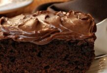 Το φοβερό κέικ Nutella με 3 υλικά από τον Άκη Πετρετζίκη