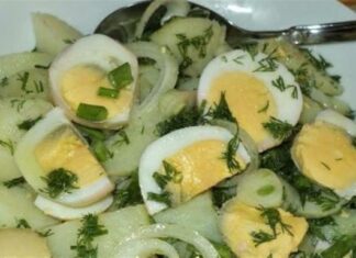 Θα Το Λατρέψετε: Λαχταριστή Πατατοσαλάτα με Αυγά και Δροσερή Σως Γιαουρτιού, Έτοιμη σε 25 Λεπτά!