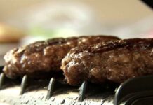 Σκληρά μπιφτέκια: Το υγιεινό μυστικό στην ζύμη του κιμά για αφράτο και ζουμερό αποτέλεσμα