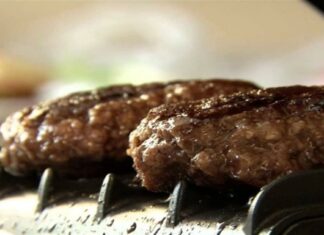 Σκληρά μπιφτέκια: Το υγιεινό μυστικό στην ζύμη του κιμά για αφράτο και ζουμερό αποτέλεσμα