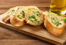 Λιώνει στο μίξερ σκόρδο με ελαιόλαδο και αλάτι και αλείφει το μείγμα στο ψωμί – Το αποτέλεσμα είναι μαγικό!