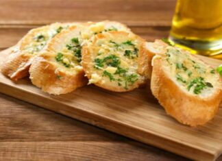 Λιώνει στο μίξερ σκόρδο με ελαιόλαδο και αλάτι και αλείφει το μείγμα στο ψωμί – Το αποτέλεσμα είναι μαγικό!