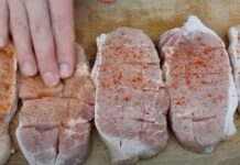 Έκοψε το κοτόπουλο σε φέτες και τις άπλωσε στο ταψί – Μετά τις άλειψε με κάτι που θα σας τρέξουν τα σάλια (video)