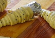 Γύρω από ένα αλουμινόχαρτο τυλίγει σε σχήμα κώνου ένα ζυμάρι -Το τελικό αποτέλεσμα;