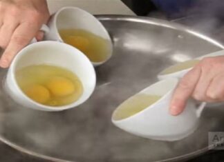 Βάζει 8 αυγά σε 4 κούπες καφέ και τα βουτάει σε καuτό νερό – Το αποτέλεσμα; Θα σας ξετρελάνει (Video)