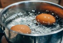 Τι πρέπει να κάνουμε για να μην σπάνε τα αυγά όταν βράζουν