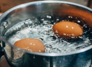 Τι πρέπει να κάνουμε για να μην σπάνε τα αυγά όταν βράζουν