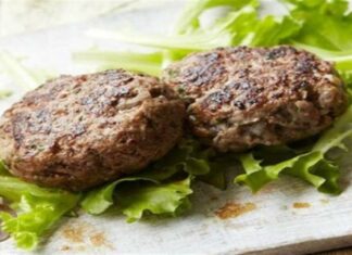 Το μυστικό για ζουμερά χειροποίητα μπιφτέκια – Πώς να μη σας στεγνώνουν στο ψήσιμο