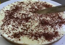 Γλυκό ψυγείου των 5′ με μήλο χωρίς γάλα και αυγά