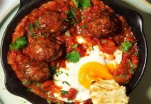 Μερακλήδικη συνταγή: Κεφτεδάκια στο τηγάνι με αυγά και σάλτσα ντομάτας