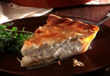 Κρεμώδης τυρόπιτα με φέτα, γιαούρτι και μαντζουράνα έτοιμη σε 15′