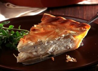 Κρεμώδης τυρόπιτα με φέτα, γιαούρτι και μαντζουράνα έτοιμη σε 15′