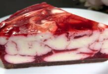 Ανοιξιάτικος πειρασμός: Γλυκό ψυγείου με κεράσια, τυρί κρέμα και μπισκότα