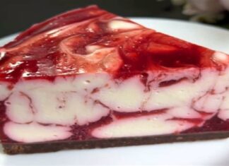 Ανοιξιάτικος πειρασμός: Γλυκό ψυγείου με κεράσια, τυρί κρέμα και μπισκότα