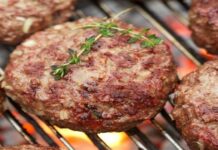 Μπιφτέκια στην σχάρα: Το μυστικό με το κρεμμύδι στον κιμά για γεύση σκέτη “κόλαση”