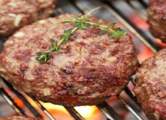 Μπιφτέκια στην σχάρα: Το μυστικό με το κρεμμύδι στον κιμά για γεύση σκέτη “κόλαση”