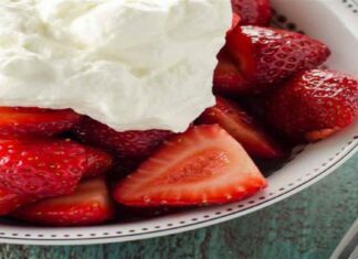 Το γλυκό της ευκολίας: Φράουλες μαριναρισμένες σε λικέρ πορτοκαλιού