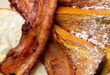 Φτιάξτε το καλύτερο πρωινό που έχετε φάει ποτέ στην ζωή σας! Τηγανισμένο τοστ με τραγανό μπέικον!